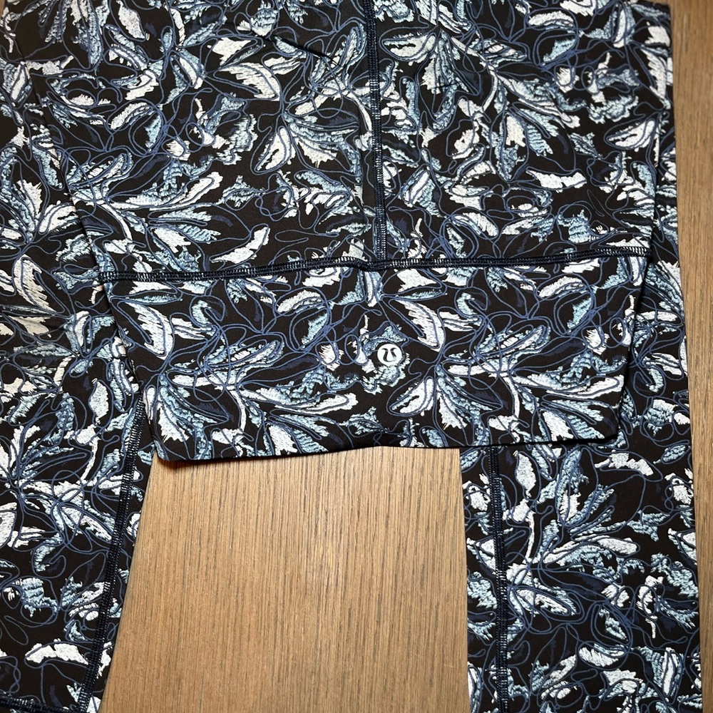 Lululemon Wunder Pants - Picture 4 of 4